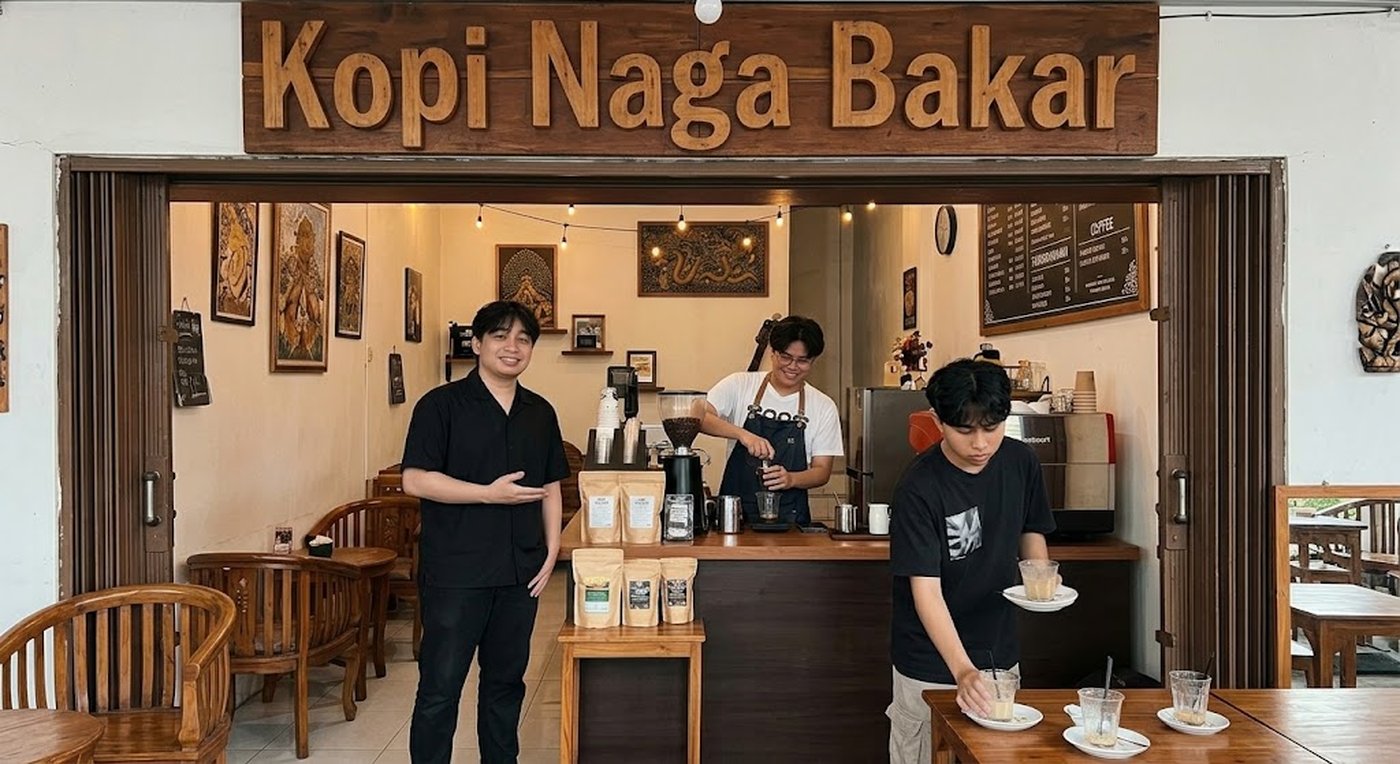 Tampak depan kedai dengan papan nama Kopi Naga Bakar