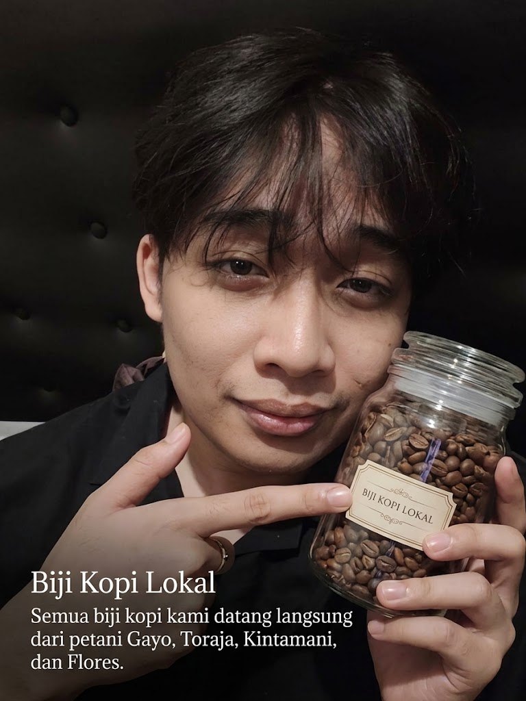 Toples berisi biji kopi lokal pilihan